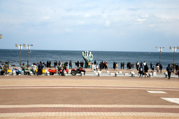 15일 경북 포항 호미곶 해맞이광장에서 시민과 관광객이 나와 바다 풍광을 즐기고 있다. 2020.3.15  연합뉴스