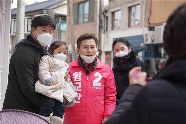 미래통합당 종로구 예비후보인 황교안 대표가 15일 오전 서울 종로구 청운효자동에서 시민들과 기념촬영을 하고 있다. 2020.3.15 황교안 캠프 제공