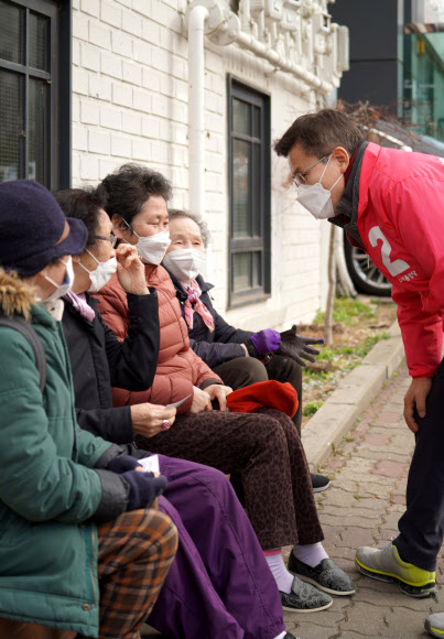 서울 종로에 출마하는 미래통합당 황교안 대표가 15일 서울 종로구 청운·효자동 골목에서 주민들을 만나 인사하고 있다.  2020.3.15   황교안측 제공