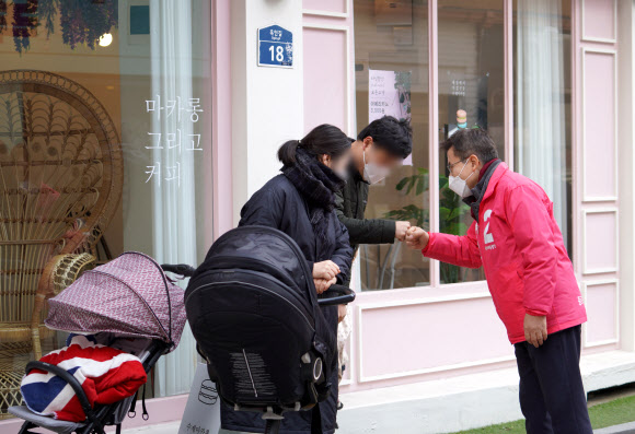 서울 종로에 출마하는 미래통합당 황교안 대표가 15일 서울 종로구 청운·효자동 골목에서 주민들을 만나 인사하고 있다.  2020.3.15    황교안측 제공