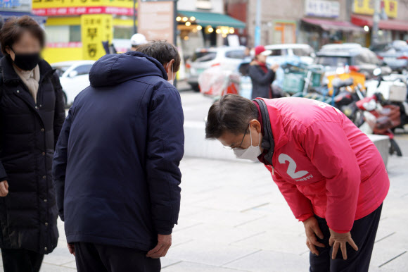 서울 종로에 출마하는 미래통합당 황교안 대표가 15일 서울 종로구 청운·효자동 골목에서 주민들을 만나 인사하고 있다.  2020.3.15    황교안측 제공