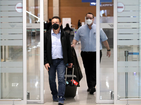 지난 15일 영종도 인천국제공항 2터미널에서 영국 런던에서 온 외국인들이 입국장을 나서고 있다. 연합뉴스