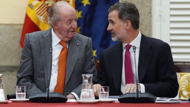 지난해 5월 후안 카를로스(왼쪽) 전 국왕과 다정하게 얘기를 나누던 펠리페 6세 스페인 국왕. EPA 자료사진 연합뉴스 