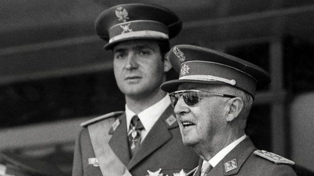 스페인 부르봉 왕조의 후안 카를로스(왼쪽) 왕자가 지난 1971년 6월 10일 국가수반 프란시스코 프랑코 총통과 마드리드에서 열린 전승 행사 도중 사열하고 있다. AFP 자료사진 