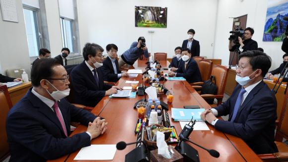 전해철 더불어민주당 예결위 간사와 이종배 미래통합당 간사, 김광수 민생당 간사, 구윤철 기재부 2차관이 16일 국회에서 코로나19 추경안과 관련해 논의하고 있다. 2020. 3.16 김명국 선임기자 daunso@seoul.co.kr