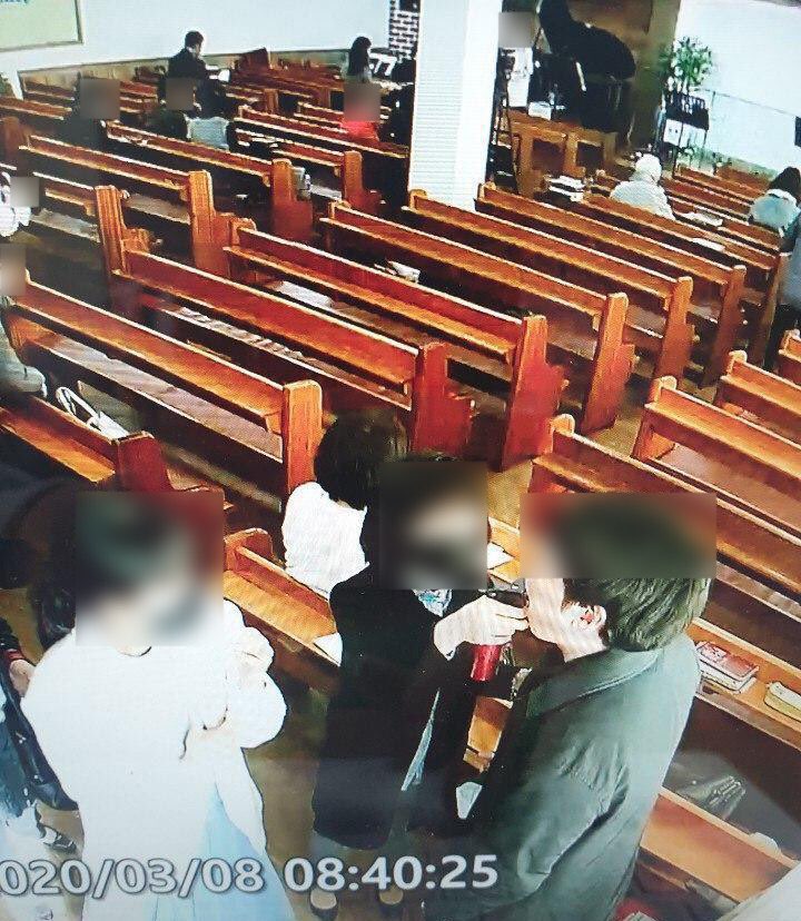 은혜의강 교회측에서 예배에 참석한 사람들에게 입에 분무기로 소금물을 뿌리는 모습. 경기도 제공 