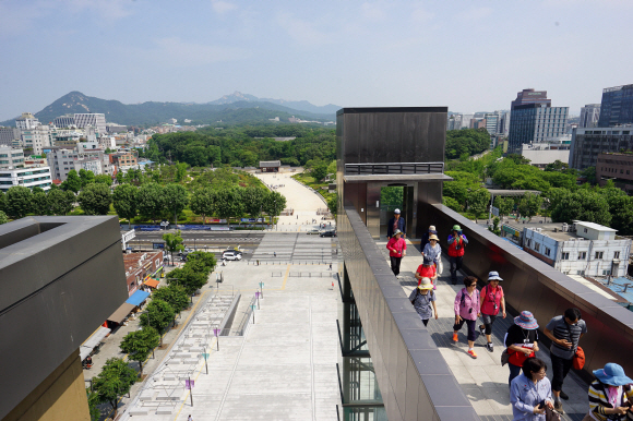옥상 전망대에서 다시세운광장과 종묘를 내려다본 모습.  서울신문 DB