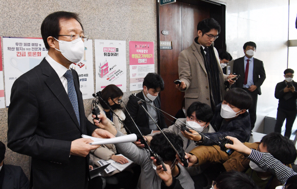 미래통합당 이석연(왼쪽) 공천관리위원장 직무대행이 16일 4·15 총선 공천 결과에 대한 기자들의 질문에 답변하고 있다. 김명국 선임기자 daunso@seoul.co.kr