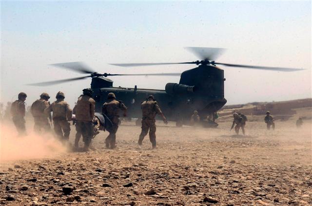 2008년 미군이 아프간 보안군과 함께 부상당한 동료를 헬기로 이송하는 모습. 미국 육군