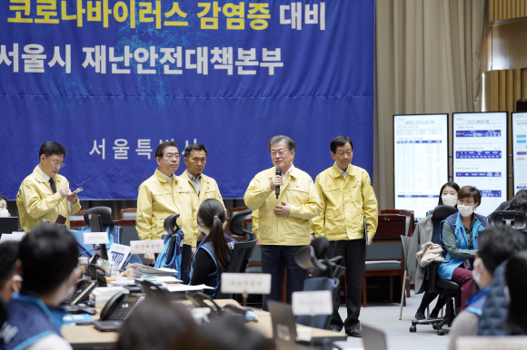 문재인 대통령이 16일 오후 서울시청 재난안전대책본부 상황실을 방문해 코로나19 대응에 분투 중인 직원들을 격려하고 있다. 2020. 3.16 도준석 기자pado@seoul.co.kr