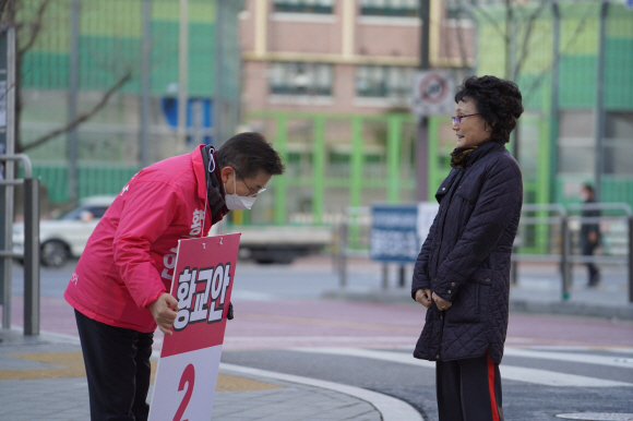 미래통합당 황교안 대표가 16일 서울 종로구 교남동 거리에서 출근하는 시민에게 인사하고 있다. 황교안 후보 캠프 제공