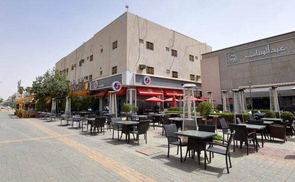 코로나19 사태로 텅 빈 사우디 수도 카페 거리