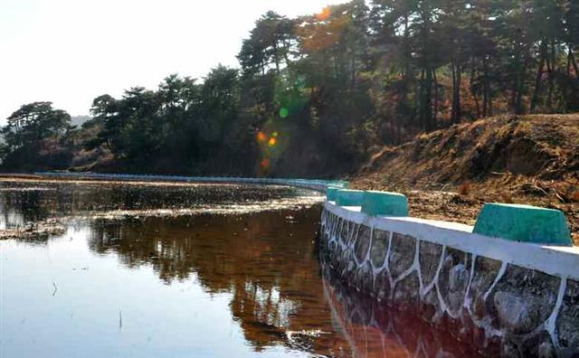 북한 노동당 기관지 노동신문은 17일 “올해의 봄철 국토관리 총동원 사업이 시작되어 얼마 안되는 짧은 기간에 도로기술 개건과 강?하천 정리, 생태환경 보호 등에서 성과를 거두고 있다”면서 관련 사진을 1면에 게재했다. 사진은 강원도 통천군의 강·하천이 정비된 모습.  평양 노동신문=뉴스1