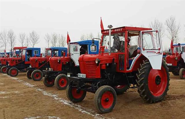 북한 노동당 기관지 노동신문은 17일 평안북도 운전군 관해협동농장 방문기를 싣고, 관련 사진을 공개했다. 신문은 “사회주의 전야에서 알곡 증산을 위해 성실한 땀을 바쳐가는 일꾼들과 농장원들의 소식이 날마다 전해지고 있다”라고 밝혔다.  평양 노동신문=뉴스1