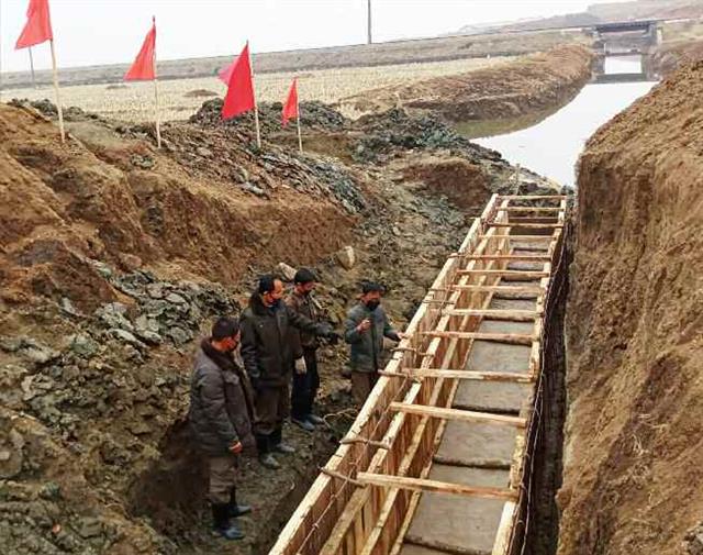 북한 노동당 기관지 노동신문은 17일 평안북도 운전군 관해협동농장 방문기를 싣고, 관련 사진을 공개했다. 신문은 “사회주의 전야에서 알곡 증산을 위해 성실한 땀을 바쳐가는 일꾼들과 농장원들의 소식이 날마다 전해지고 있다”라고 밝혔다.  평양 노동신문=뉴스1