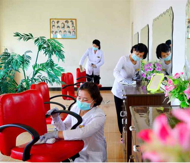 북한 노동당 기관지 노동신문은 17일 ‘신형 코로나비루스(바이러스) 감염증을 철저히 막자’는 제목의 특집 기사를 싣고 관련 사진을 게재했다. 사진은 황해남도 옹진군 미용실에서 방역작업을 벌이는 모습.  평양 노동신문=뉴스1