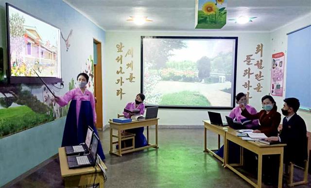 북한 노동당 기관지 노동신문은 17일 서성구역 상신초급중학교 내부 사진을 공개했다. 신문은 이 곳이 “최근 교육 조건과 환경 개선, 학생들의 실력 제고와 새 교수 방법 창조 등에서 눈에 띄는 성과가 이룩되고 있다”고 전했다.  평양 노동신문=뉴스1