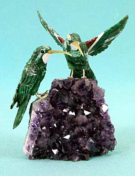 북한 노동당 기관지 노동신문은 17일 “주체99(2010년) 10월 브라질 자유조국당이 김정일 (국방위원장) 동지께 드린 선물”이라면서 옥돌공예 ‘벌새’ 사진을 게재했다.  신문은 “선물은 바위 위에 앉아 있는 다정한 두 마리의 벌새를 형상한 옥돌공예품”이라고 설명했다.  평양 노동신문=뉴스1