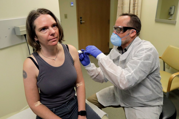 코로나19 백신 인간실험의 첫 대상자인 제니퍼 할러가 워싱턴주 시애틀에 있는 보건 연구소 ‘카이저 펀더먼테 인스티튜트’에서 백신을 접종하고 있다.  AP=연합뉴스