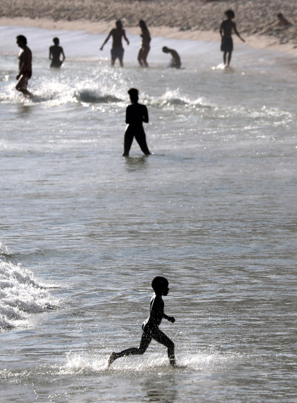 신종 코로나바이러스 감염증(코로나19) 확산에 대한 대책이 발표된 3일(현지시간) 한 소년이 브라질 리우데자네이루 해변을 달리고 있다. 로이터 연합뉴스