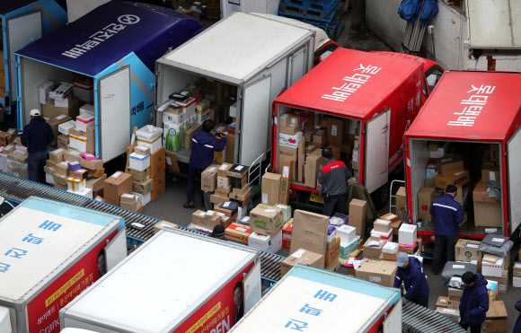 신종코로나바이러스 감염증(코로나19) 확산에 따라 언택트(비대면) 소비가 급증하는 가운데 17일 오전 서울 시내의 한 택배 물류센터에 택배가 수북이 쌓여 있다. 2020.3.17  연합뉴스