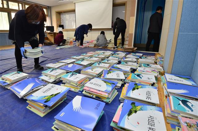 17일 경북 포항시 북구에 있는 한 중학교에서 선생님들이 신입생들에게 나눠 줄 교과서를 정리하고 있다. 교육부는 2020학기 초,중,고교 개학 연기에 대해 논의 중인 것으로 알려졌다. 2020.3.17 뉴스1