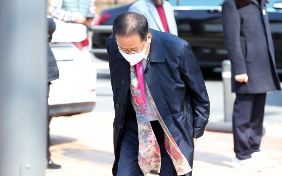 홍준표 전 자유한국당(통합당 전신) 대표가 17일 오후 대구 수성못에서 4월 총선 때 무소속으로 대구 수성구을에 출마하겠다는 뜻을 밝히기에 앞서 시민들에게 인사하고 있다. 2020.3.17  연합뉴스