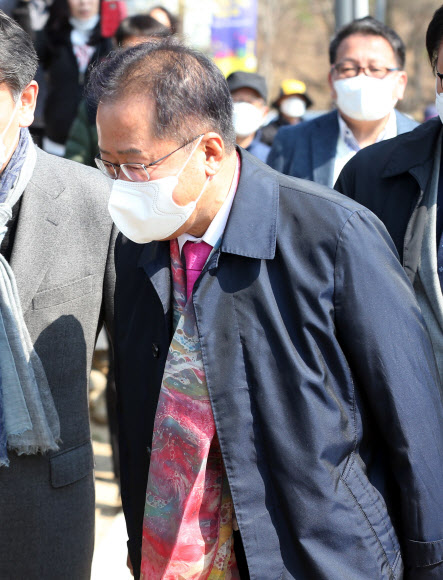 홍준표 전 자유한국당(통합당 전신) 대표가 17일 오후 대구 수성못에서 4월 총선 때 무소속으로 대구 수성구을에 출마하겠다는 뜻을 밝히기에 앞서 시민들에게 인사하고 있다. 2020.3.17  연합뉴스