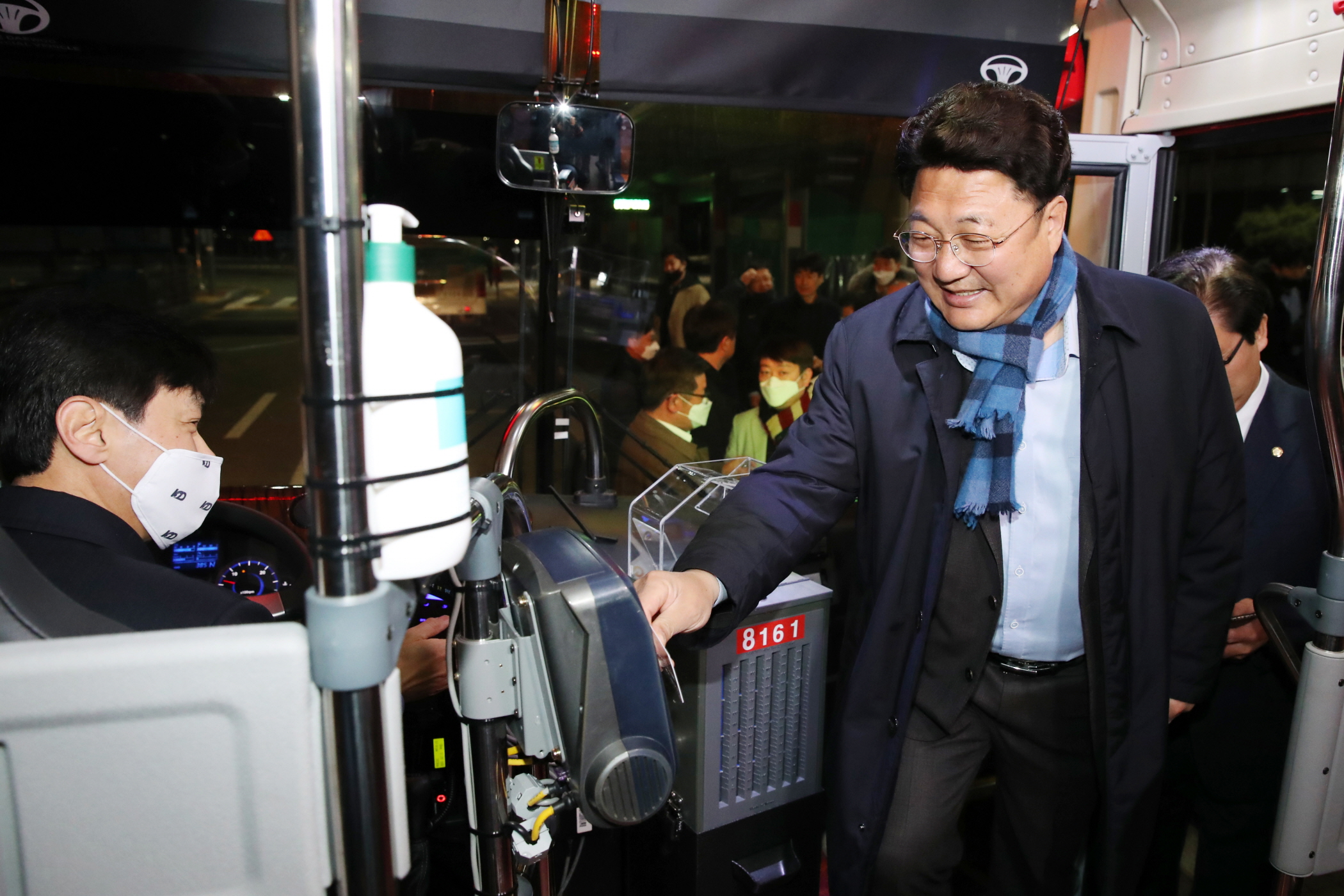 엄태준 시장이 17일 이천역에서 서울 잠실환승센터까지 운행하는 G2100번 급행버스 시승식에 참석했다.          이천시 제공 
