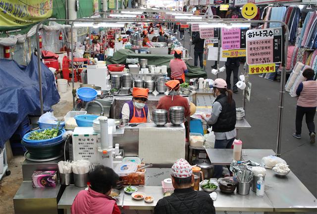 신종 코로나바이러스 감염증(코로나19) 확산으로 영업을 중단했던 대구 서문시장 상인들이 17일 정오 무렵 점심 손님을 맞이하며 새로운 출발을 준비하고 있다. 2020.3.17 뉴스1