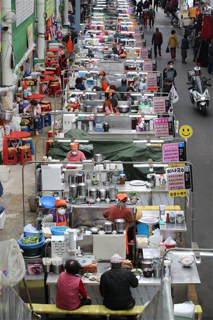 신종 코로나바이러스 감염증(코로나19) 확산으로 영업을 중단했던 대구 서문시장 상인들이 17일 정오 무렵 점심 손님을 맞이하며 새로운 출발을 준비하고 있다. 2020.3.17 뉴스1