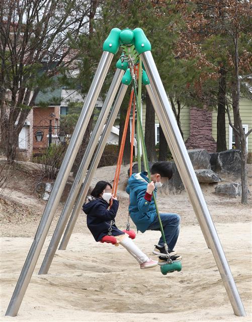 교육부가 초·중·고등학교의 개학을 추가 연장한 17일 오후 대전 유성구에 위치한 초등학교 운동장에서 어린이들이 친구들과 놀이를 하고 있다. 2020.3.17 뉴스1
