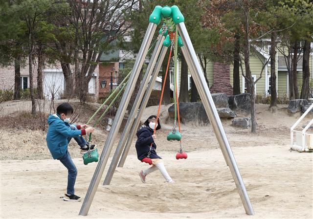 교육부가 초·중·고등학교의 개학을 추가 연장한 17일 오후 대전 유성구에 위치한 초등학교 운동장에서 어린이들이 친구들과 놀이를 하고 있다. 2020.3.17/뉴스1