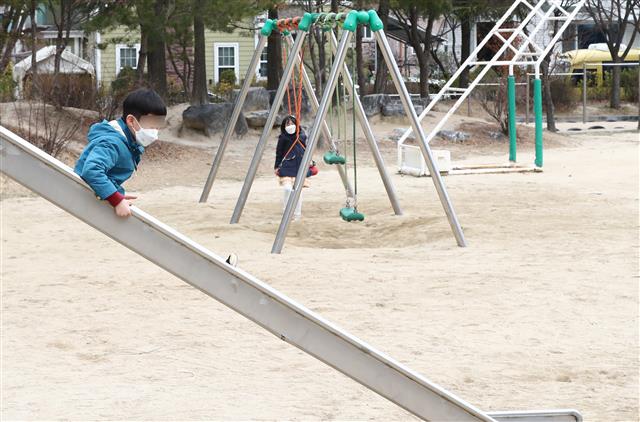 교육부가 초·중·고등학교의 개학을 추가 연장한 17일 오후 대전 유성구에 위치한 초등학교 운동장에서 어린이들이 친구들과 놀이를 하고 있다. 2020.3.17 뉴스1
