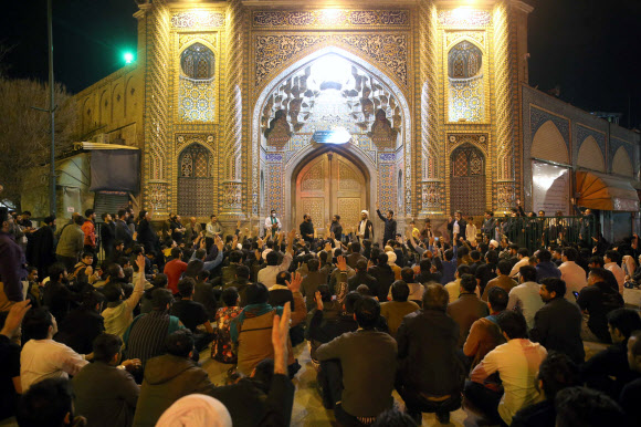 이란, 성지순례 고집하는 종교계에 몸살