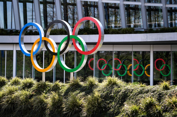 스위스 로잔의 국제올림픽위원회(IOC) 본부 앞 오륜기. 로잔 AFP 연합뉴스