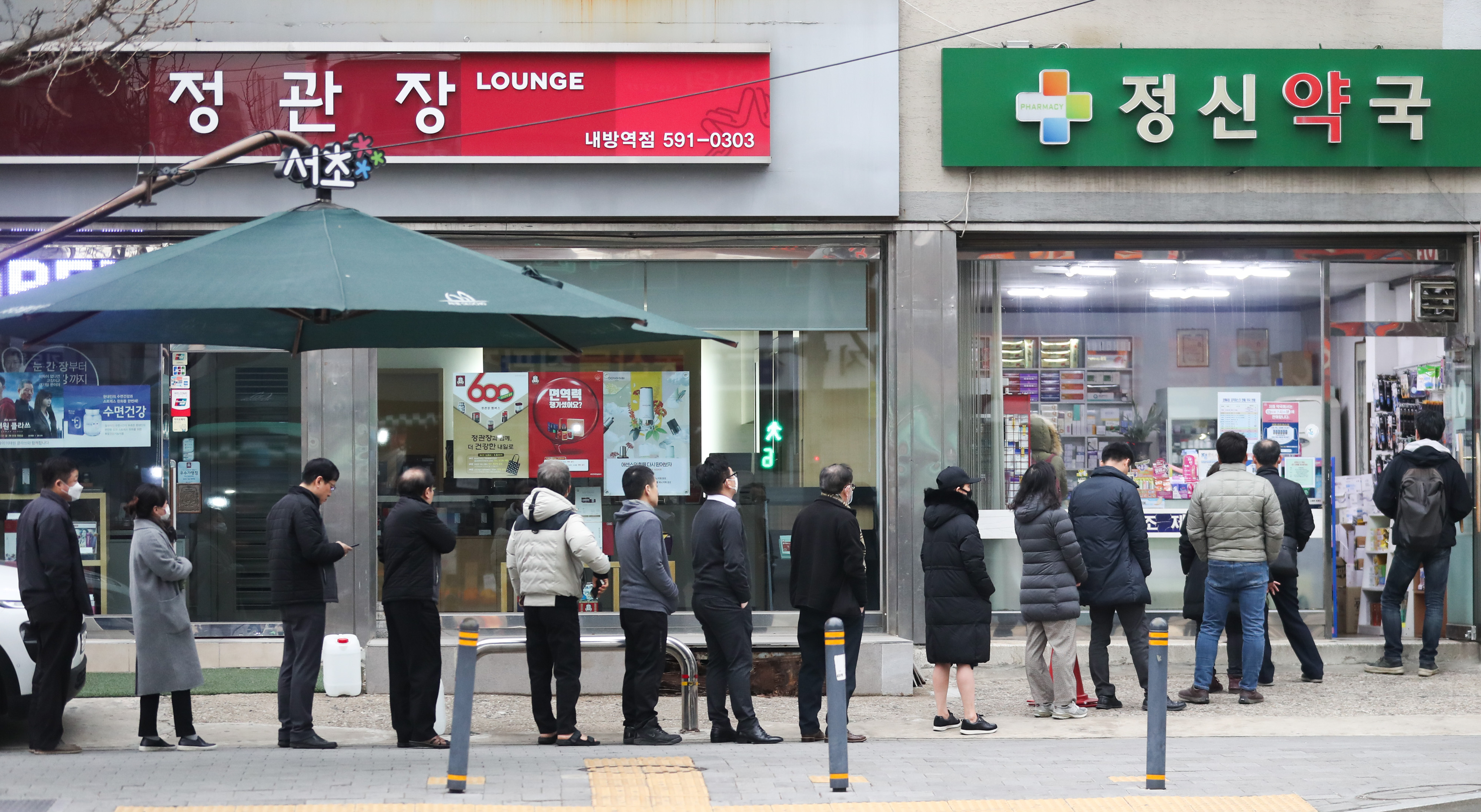 17일 오전 서울 시내에 한 약국에서 시민들이 공적 마스크를 구매하기 위해 줄을 서고 있다. 2020.3.17 연합뉴스
