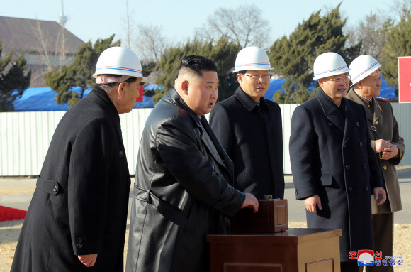평양종합병원 착공식 참석한 김정은