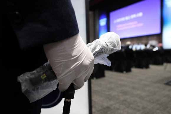 일회용 비닐 씌워진 마이크