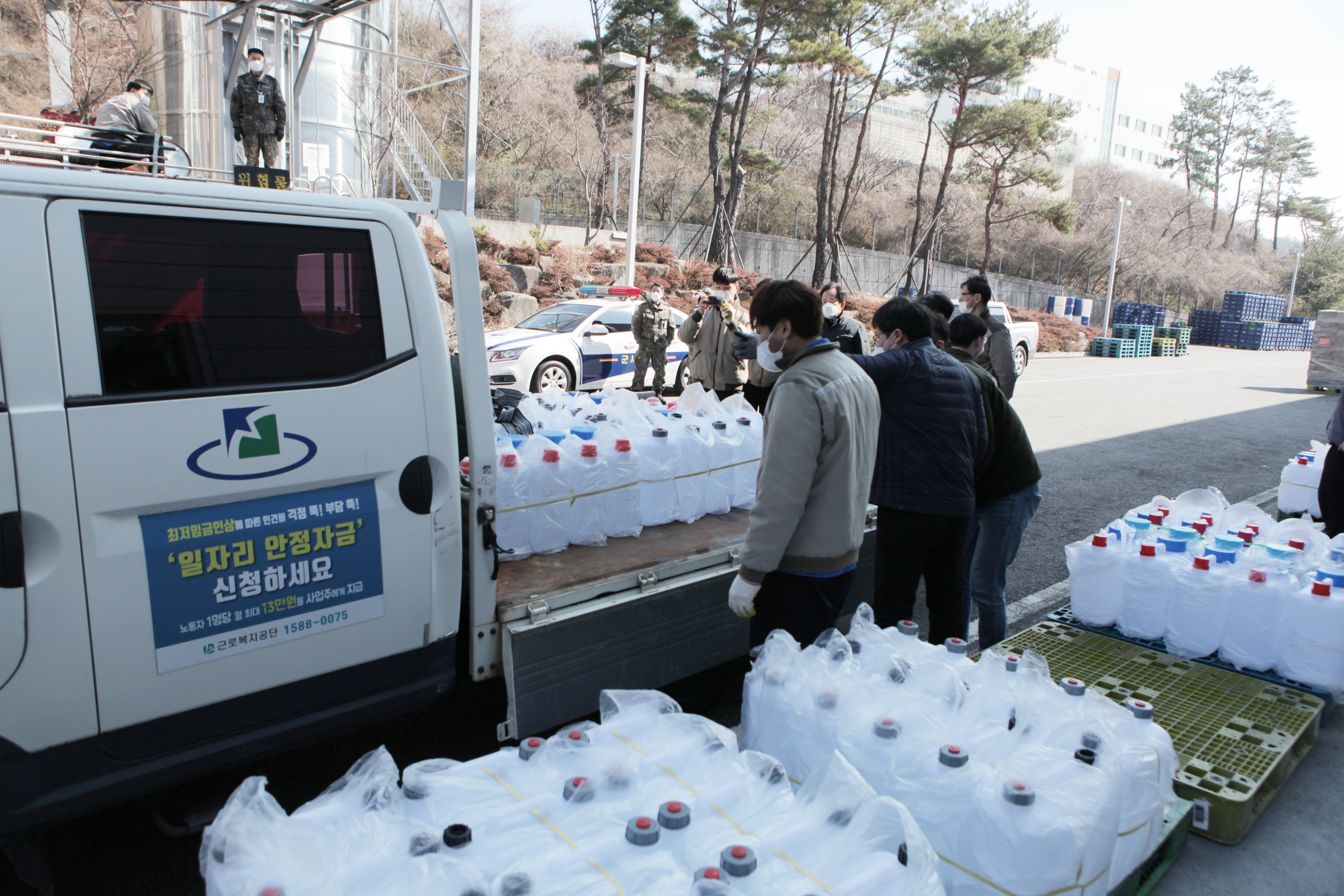 대선주조 기장공장에서 직원들이 차량에 방역용 알코올 주조원료를 싣고 있다.<대선주조 제공>. 