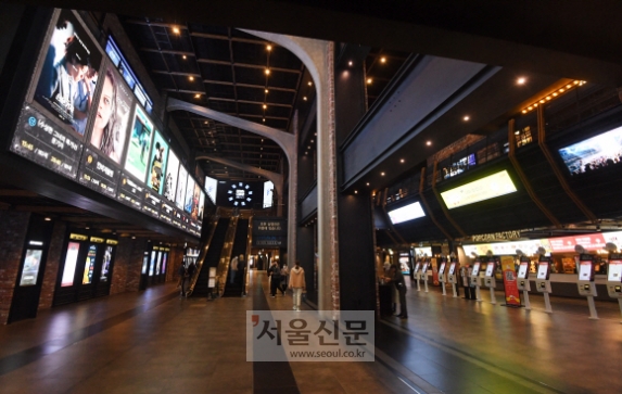 18일 서울 시내 한 영화관이 한산한 모습을 보이고 있다. 지난 17일 영화진흥위원회 영화관입장권 통합전산망에 따르면 전날 총 관객은 3만 6447명으로 집계됐다. 2004년 3월 이후 최저치다. 2020.3.18.<br>오장환 기자 5zzang@seoul.co.kr