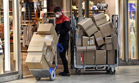 코로나19 마스크 실은 짐 배달하는 독일 택배원