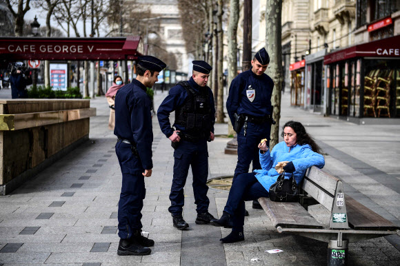 코로나19 거리 나온 시민 단속하는 파리 경찰
