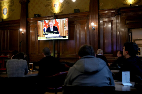 런던 펍에서 총리 기자회견 지켜보는 시민들