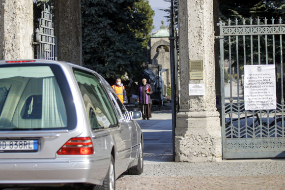 코로나19로 출입 제한하는 이탈리아 공동묘지