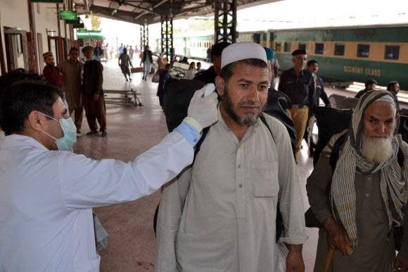 기차역에서 코로나19 체온 측정받는 파키스탄 승객들