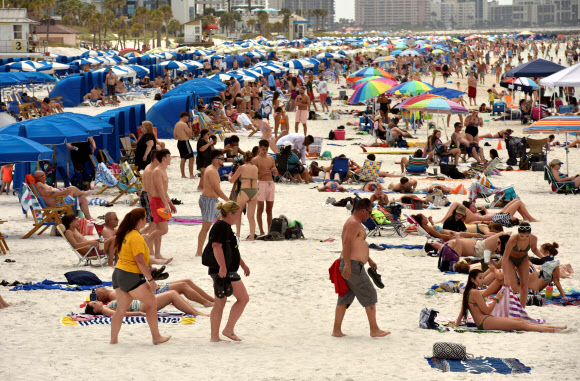 전 세계적으로 코로나19가 확산되고 있는 가운데 17일(현지시간) 미국 플로리다주 클리워워터 해변에 수많은 사람들이 휴식을 취하고 있다. 로이터 연합뉴스