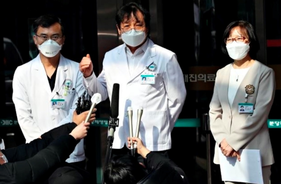 6일 성남 분당구 분당제생병원에서 이영상 병원장이 언론사 기자들을 상대로 코로나19 감염자에 대한 브리핑을 하고 있다. 연합뉴스