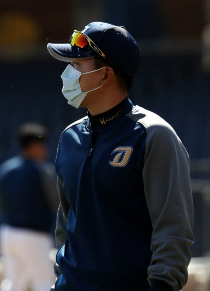 16일 경남 창원NC파크에서 열린 NC다이노스 훈련에서 마스크를 쓴 코치가 외야를 바라보고 있다. 연합뉴스 제공