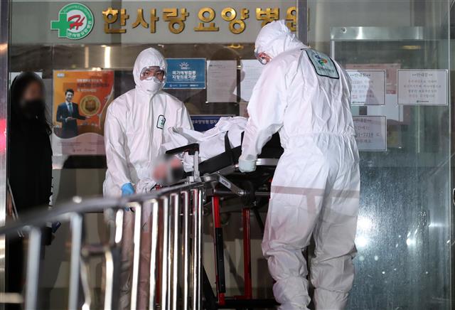 ‘코로나19 집단 감염’ 한사랑요양병원 응급환자 이송